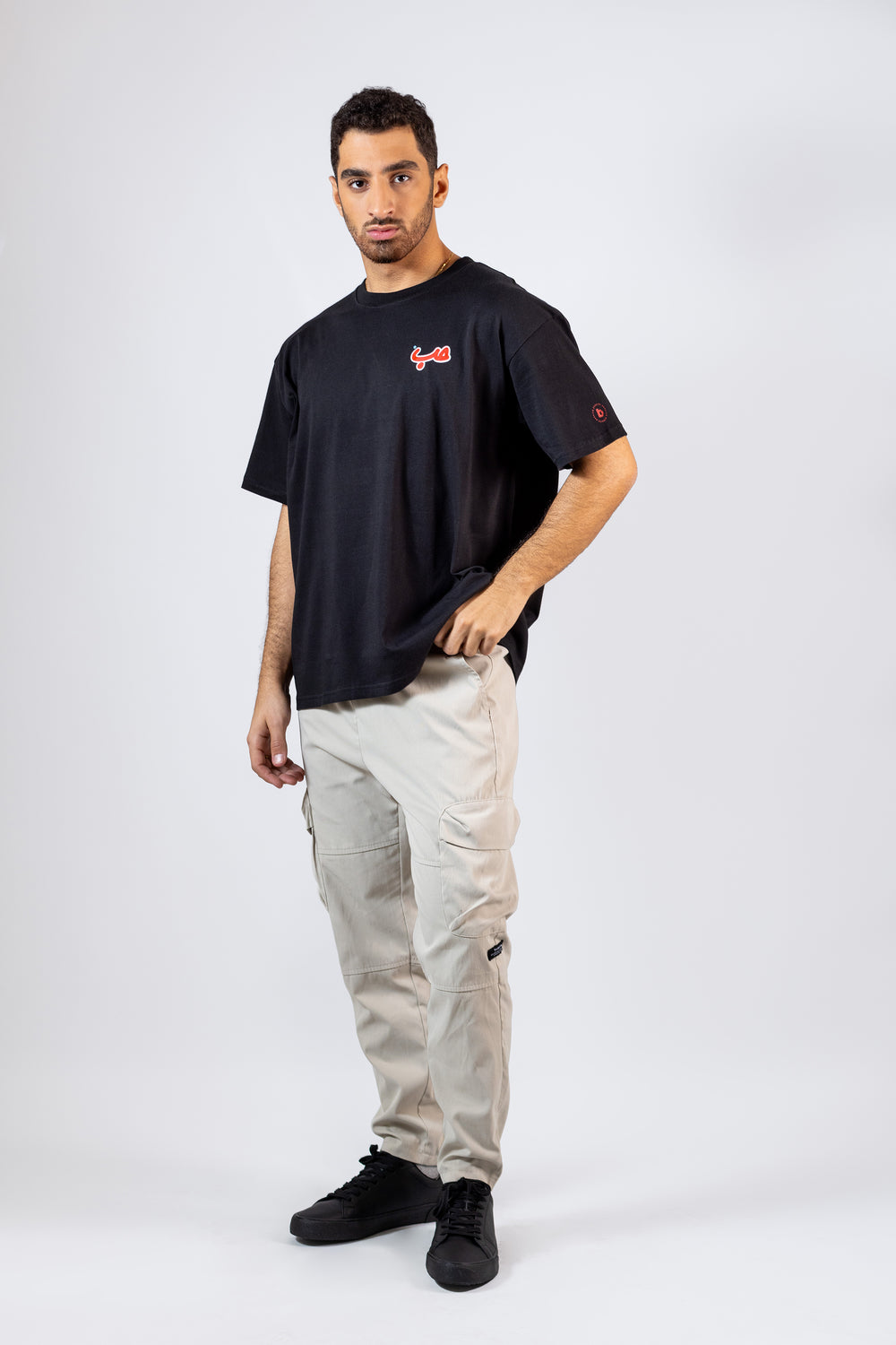Black Side Hobb حب T-shirt