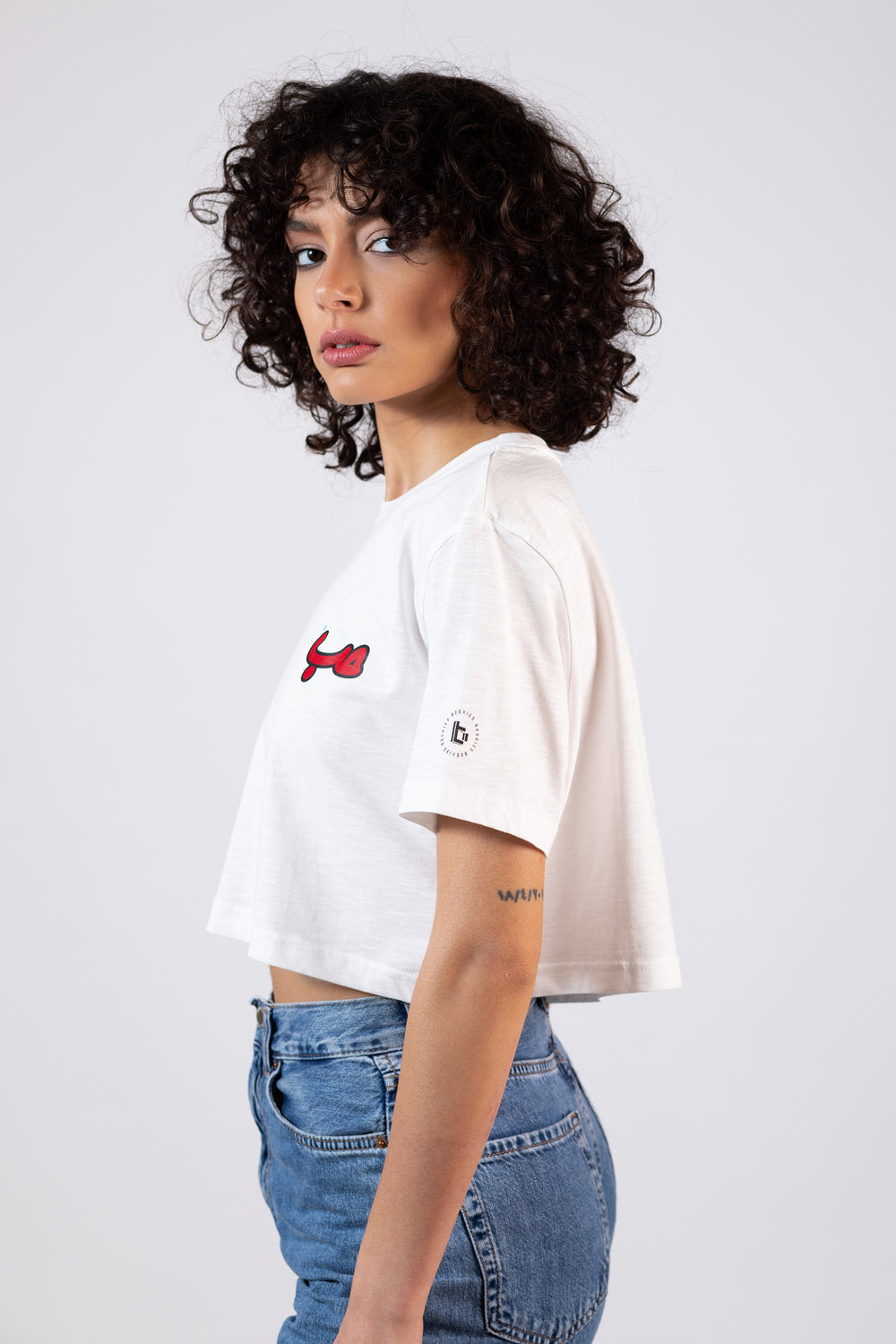 WHITE VERIFIED HOBB حب CROP TOP