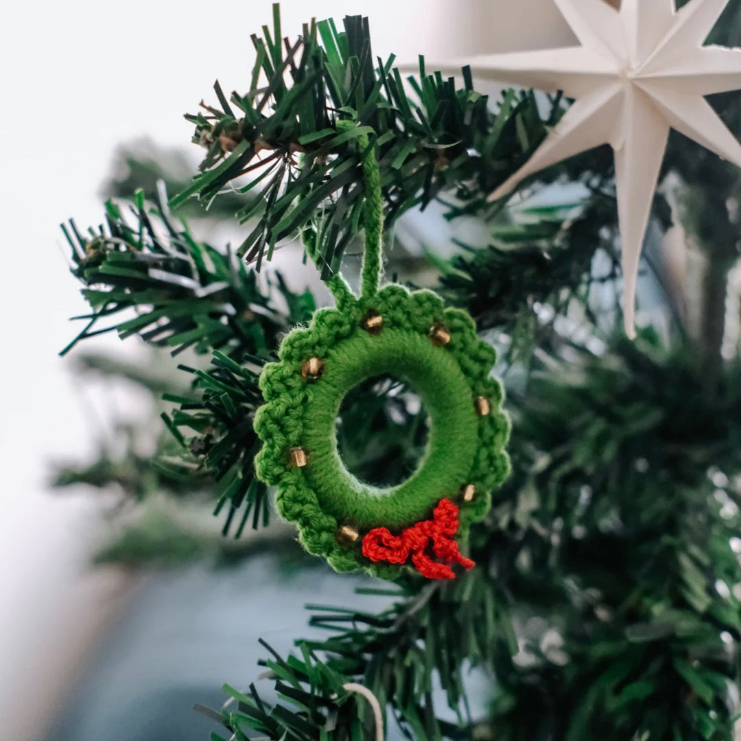 FESTIVE GREEN CHRISTMAS WREATH ORNAMENT