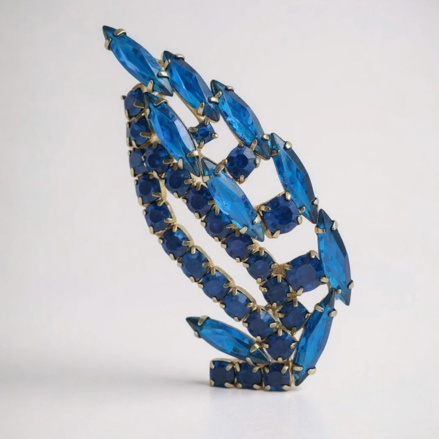VINTAGE RHINESTONE BLUE GLASS BROOCH