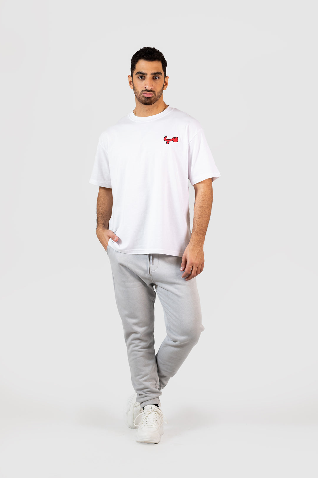 WHITE SIDE HOBB حب T-SHIRT