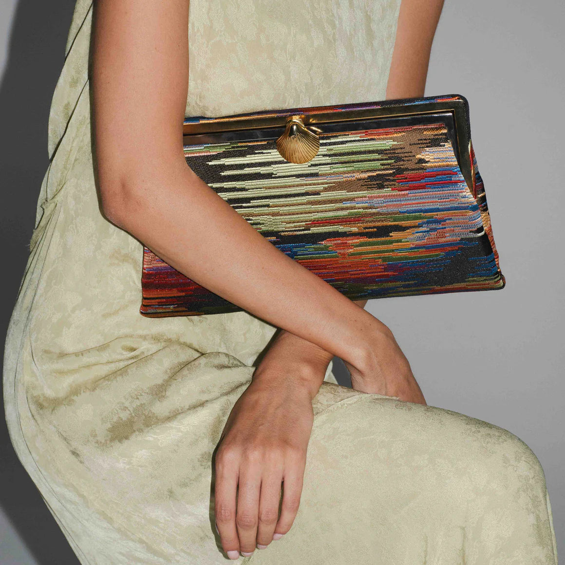 LUSH GRACE CLUTCH