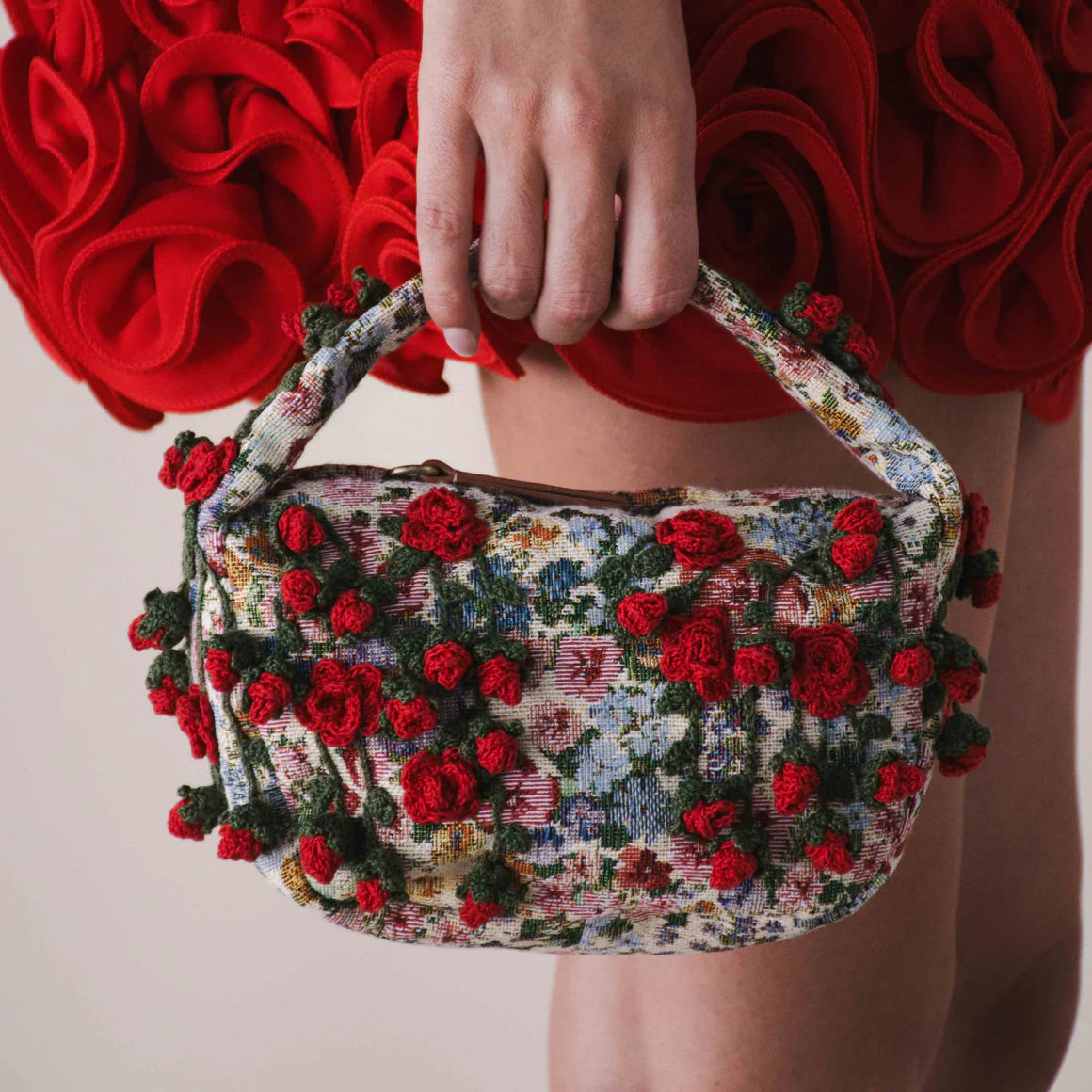 RED ROSES ON LE PETIT